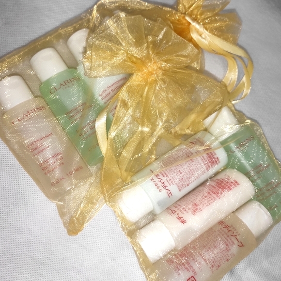 Clarins Travel Kit 4 30ml Pieces - Picture 7 of 7